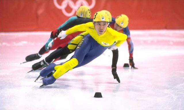 长春亚泰降级后换帅，新任主帅阎峰资历不足，俱乐部因成本考量选择本土球员，试图重建中超之路。